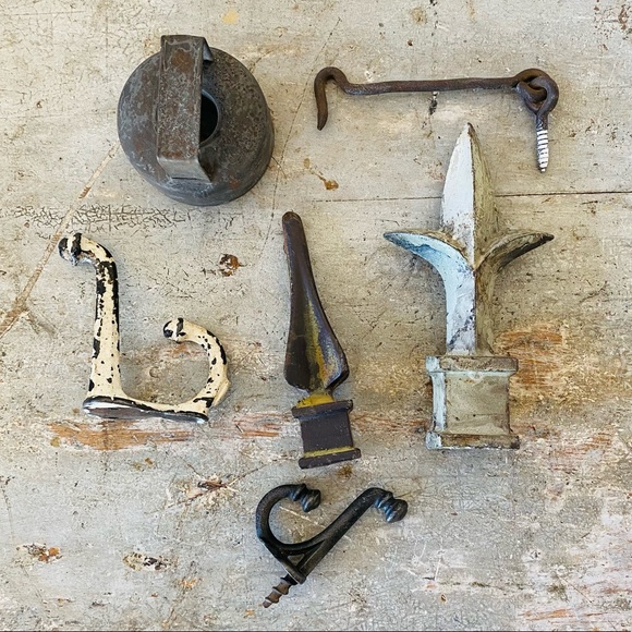♥️ Vintage ♥️ Old Metal Fleur De Lis - White Chippy Wall Hook - Junk Drawer Lot - Picture 1 of 7